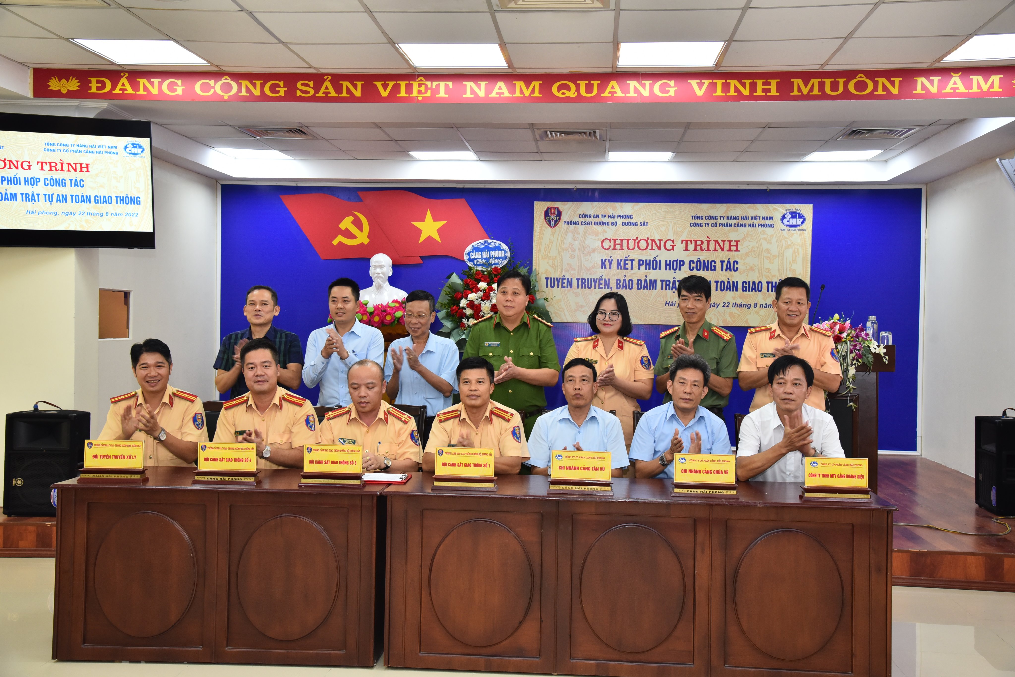 Phòng CSGT đường bộ - đường sắt và Công ty cổ phần Cảng Hải Phòng ký kết phối hợp tuyên truyền về trật tự an toàn giao thông